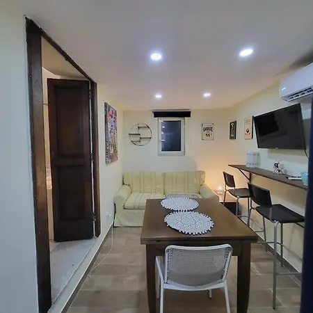 Santa Chiara Attic , 4 Floor No Elevator דירה *