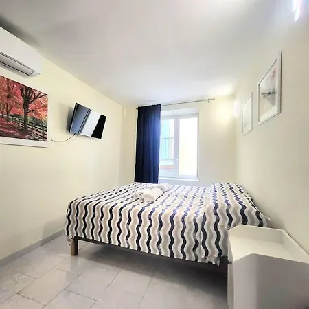 Santa Chiara Attic , 4 Floor No Elevator Διαμέρισμα *